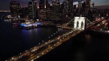 New York 'ta Manhattan' daki Brooklyn Köprüsü. Highrise Binaları Peyzajı. Renkli Günbatımı. New York 'taki Brooklyn Köprüsü. Çarpıcı Şehir Manzarası.