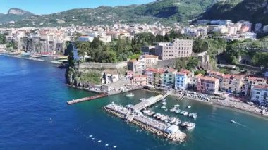 İtalya 'nın Napoli şehrinde Sorrento Skyline. Plaj manzarası. Turizm Tarihi Yer. İtalya 'nın Napoli şehrinde Sorrento Skyline. Tarihsel Şehir Manzarası. Salerno Körfezi Skyline. Akdeniz.