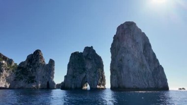 Faraglioni İtalya 'daki Capri' de Sallanıyor. Plaj manzarası. Turizm Tarihi Yer. Faraglioni İtalya 'daki Capri' de Sallanıyor. Napoli Körfezi Skyline. Jeolojik oluşum. Paradisiac Capri Adası.