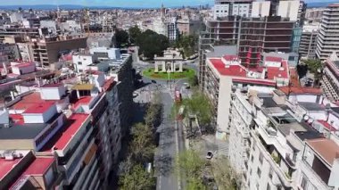 Valence Community İspanya 'da Deniz Kapısı. Şehir merkezindeki şehir manzarası. Puerta De La Mar Heykeli. Valence Community İspanya 'da Valencia. Kültür Mirası Skyline. Şehir Sahnesi.