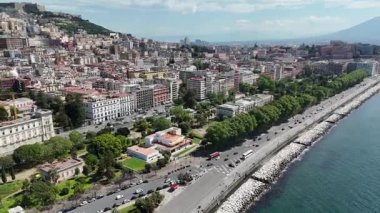 İtalya 'daki Napoli' deki Villa Comunale Parkı. Şehir merkezindeki şehir manzarası. Güzel Skyline. İtalya 'daki Napoli' deki Villa Comunale Parkı. Highrise Binaları. Napoli Mimarisi. Napoli Skyline.
