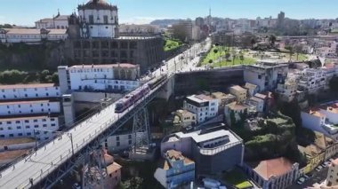 Porto Portekiz 'in Porto bölgesindeki I. Luis Köprüsü. Şehir merkezi manzarası. Kültür Mirası. Toplu taşıma sahnesi. Portekiz, Porto 'da Luis Köprüsü. Turizm Tarihi Yer.