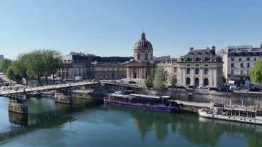 De France Enstitüsü Paris Ile De France 'da. Güzel Kültür Merkezi. Paris Skyline Sahnesi. Fransa 'da Paris' teki Institut De France. Seine Nehri Sahnesi. Turizm Tarihi Yer.