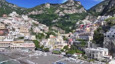 Salerno İtalya 'daki Positano' da Amalfi Sahili. Plaj manzarası. Turizm Tarihi Yer. Salerno İtalya 'daki Positano' da Amalfi Sahili. Salerno Körfezi Skyline. Kıyı Kenti manzarası. Akdeniz.
