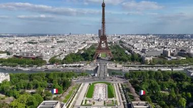 Fransa 'daki Paris' te Trocadero Meydanı. Göz kamaştırıcı Eyfel Kulesi. Şehir merkezindeki şehir manzarası. Fransa 'daki Paris' te Trocadero Meydanı. Seine River Skyline 'da. Trocadero Meydanı.