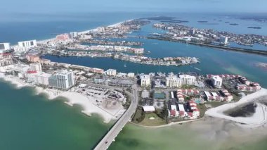 Clearwater Skyline, Florida 'da, ABD' de. Plaj manzarası. Şehir merkezinde. Çarpıcı şehir manzarası. Clearwater Skyline, Florida 'da, ABD' de. Sis Sabahı.