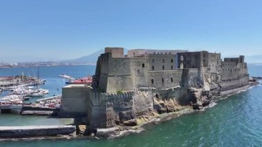İtalya 'nın Napoli kentindeki Dell Ovo Kalesi. Şehir merkezindeki şehir manzarası. Napoli Körfezi manzarası. İtalya 'nın Napoli kentindeki Dell Ovo Kalesi. Ortaçağ Kalesi. Skyline Ortaçağ Binası. İtalya Manzarası.