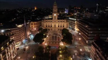 Porto Bölgesi Portekiz 'deki Porto Belediye Binası' nda. Aydınlatılmış Meydan. Şehir merkezindeki şehir manzarası. Şehir Gecesi Sahnesi. Portekiz 'in Porto Bölgesi' ndeki belediye binası. Hükümet Binası.