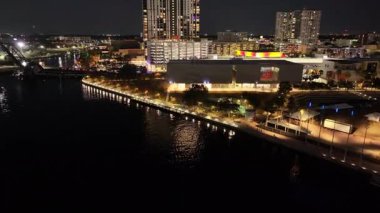 Tampa Riverwalk, Tampa, Florida Birleşik Devletleri. Ünlü Yükseliş Binası. Gece Şehir Manzarası. Tampa Florida 'da, Birleşik Devletler. İş Bölgesi. Aydınlanmış Gece Şehri.