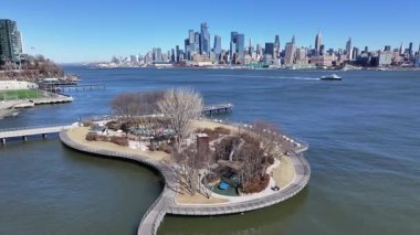Hudson River Walkway New Jersey 'de Jersey City' de. Şehir merkezinde. New York Skyline Sahnesi. Hudson River Walkway New Jersey 'de. Yürüyüş Yolu Manzarası.
