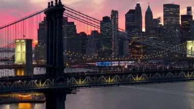 New York 'ta Manhattan' daki Brooklyn Köprüsü. Highrise Binaları Peyzajı. Renkli Günbatımı. New York 'taki Brooklyn Köprüsü. Çarpıcı Şehir Manzarası.