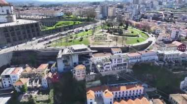 Porto Portekiz 'in Gaia bölgesindeki Morro Garden' da. Serra Do Pilar Manastırı. Eğlence Parkı Sahnesi. Tarihi Şehir Manzarası. Portekiz, Porto bölgesindeki Morro Garden 'da. Turizm Simgeleri.