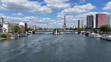 Fransa 'nın Paris Adası' ndaki Seine Nehri. Şehir merkezindeki şehir manzarası. Riverside Skyline 'da. Fransa 'nın Paris Adası' ndaki Seine Nehri. Eyfel Kulesi. Turizm Tarihi Yer. Paris Skyline