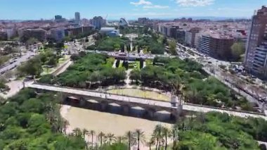 Valencia 'daki Turia Gardens, Valenciana İspanya. Doğa Parkı Sahnesi. Şehir merkezinde. Valencia, Valenciana İspanya 'da. Botanik bahçesi silueti. Güzel Şehir Manzarası.