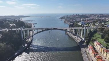 Portekiz 'in Porto bölgesindeki Arrabida Köprüsü. Coastal Yolu. Highway Yolu Peyzajı. Şehir merkezindeki şehir manzarası. Portekiz 'deki Arrabida Köprüsü. Portekiz Skyline 'ı. Seyahat Alanı.