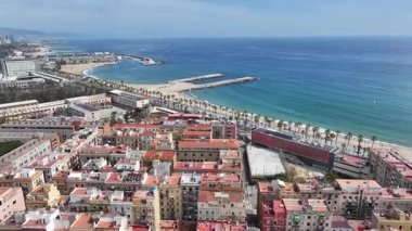Barcelona Barcelona 'da Barceloneta Plajı İspanya' da. Çarpıcı şehir manzarası. Plaj manzarası. Highrise Binaları. Barselona İspanya 'daki Barceloneta Plajı. Doğa Arkaplanı. İspanya Skyline.