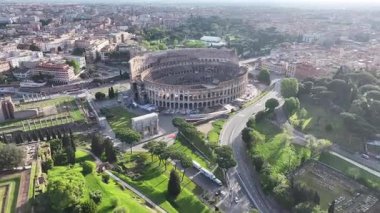 Roma Kolezyumu Lazio İtalya 'da. Ortaçağ Binaları. Şehir merkezinde. Roma Kolezyumu Lazio İtalya 'da. Arkeolojik Kazı. Kültür Mirası. İtalya Skyline.