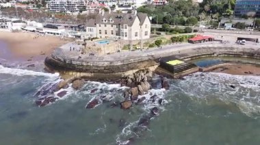 Lizbon 'un Cascais bölgesindeki Duques De Palmela Sarayı. Coastal City. Saray Peyzajı. Plaj manzarası. Lizbon 'un Cascais bölgesindeki Duques De Palmela Sarayı.