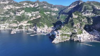 İtalya Salerno 'daki Amalfi Sahili' nde. Coastal City. Rıhtım manzarası. Salerno İtalya 'daki Amalfi Sahili. Plaj manzarası. Ortaçağ Binaları. Sahil Skyline. Cennet Manzarası.
