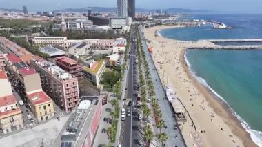 Barselona Barceloneta Sahili Katalonya İspanya. Plaj manzarası. Liman Koyu Sahnesi. Şehir merkezinde. Barselona Barceloneta Sahili Katalonya İspanya. İnanılmaz bir şehir manzarası. İspanya Skyline.