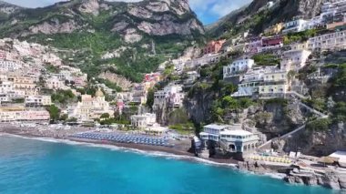 Salerno İtalya 'daki Positano' da Amalfi Sahili. Coastal City. Rıhtım manzarası. Salerno İtalya 'daki Positano' da Amalfi Sahili. Plaj manzarası. Ortaçağ Binaları. Amalfi Sahil Skyline.