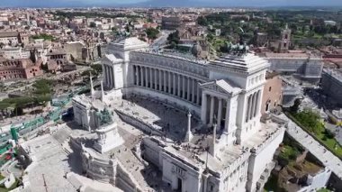 Lazio İtalya 'daki Venedik Meydanı. Kültür Mirası. Güzel Ortaçağ Sarayı. Lazio İtalya 'daki Venedik Meydanı. Şehir peyzajı. Anavatan Anıtı 'nın sunağı. Roma Skyline.