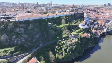 Portekiz 'in Porto bölgesindeki Serra Do Pilar Manastırı. Şehir merkezinde. Ortaçağ Binaları. Tarihi Şehir Sahnesi 'nde. Portekiz 'in Porto Bölgesi' ndeki Serra Do Pilar Manastırı. Turizm Simgeleri.