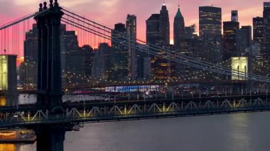 Manhattan Köprüsü New York 'ta. Şehir merkezinde aydınlandı. Sunset City Peyzajı. New York 'taki Manhattan Köprüsü. Brooklyn Köprüsü.