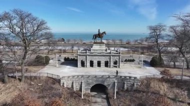 Illinois, Chicago 'daki Lincoln Parkı. Şehir merkezinde. Doğa Parkı Havacılık Manzarası. Illinois 'deki Lincoln Parkı. Highrise Binaları Peyzajı. Çarpıcı Kış Arkaplanı.