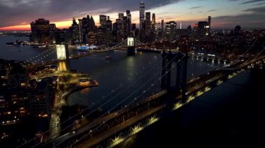 Manhattan Köprüsü New York 'ta. Şehir merkezinde aydınlandı. Sunset City Peyzajı. New York 'taki Manhattan Köprüsü. Brooklyn Köprüsü.