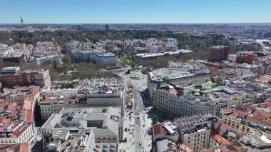 Madrid 'deki Madrid' deki Neptuno Çeşmesi. Meşhur döner kavşak. Şehir merkezindeki şehir manzarası. Madrid Comunidad De Madrid İspanya 'da. Kültür Mirası Skyline. Prado Müzesi Sahnesi.