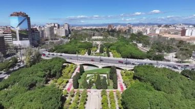 Valencia 'daki Turia Gardens, Valenciana İspanya. Doğa Parkı Sahnesi. Şehir merkezinde. Valencia, Valenciana İspanya 'da. Botanik bahçesi silueti. Güzel Şehir Manzarası.