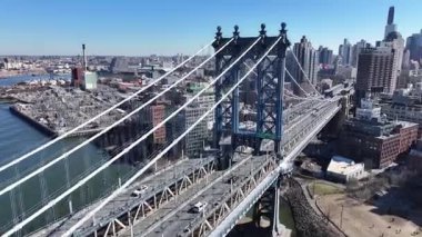 Manhattan Köprüsü New York 'ta. Highrise Binaları Sahnesi. Kablo Köprüsü Manzarası. New York 'taki Manhattan Köprüsü. Otoyol Arkaplanı.
