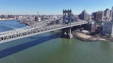 Manhattan Köprüsü New York 'ta. Highrise Binaları Sahnesi. Kablo Köprüsü Manzarası. New York 'taki Manhattan Köprüsü. Otoyol Arkaplanı.