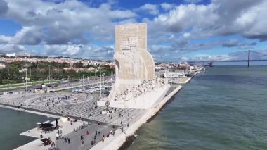 Lizbon, Portekiz 'deki Lizbon' da Keşifler Anıtı. İkonik anıt. Turizm Tarihi Yer. Portekiz 'deki Lizbon' da Keşifler Anıtı. Keşif Sembolü. Tejo Nehri Peyzajı. Lizbon Skyline.