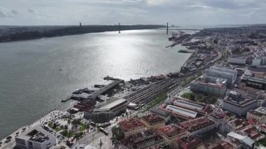 Lizbon, Portekiz 'in Lizbon semtinde Lizbon Skyline. Sahil şeridi manzarası. Güzel şehir manzarası. Lizbon Skyline Portekiz 'de. Tarihi Şehir Manzarası. Turizm Tarihi Yer.
