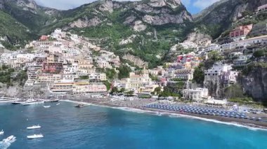 Salerno İtalya 'daki Positano' da Amalfi Sahili. Plaj manzarası. Dev Uçurumlar Sahnesi. Salerno İtalya 'daki Positano' da Amalfi Sahili. Ortaçağ Şehir Skyline 'ı. Salerno Körfezi Akdeniz. Sahil Skyline.