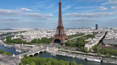 Fransa 'nın Paris Adası' ndaki Eyfel Kulesi. Şehir merkezindeki şehir manzarası. Seine River Skyline 'da. Fransa 'nın Paris Adası' ndaki Eyfel Kulesi. Eyfel Kulesi. Turizm Tarihi Yer. Paris Skyline