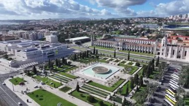 Lizbon 'daki Jeronimos Manastırı Portekiz Bölgesi. Ortaçağ Binası. Turizm Tarihi Yer. Portekiz, Lizbon 'daki Jeronimos Manastırı. Empire Meydanı. Manastır manzarası. Lizbon Skyline.