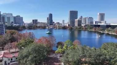 Florida 'daki Orlando Skyline. Şehir merkezi manzarası. Çarpıcı şehir manzarası. Güzel Eola Park. Florida 'daki Orlando Skyline. Gökdelenler Sahnesi. Açık hava Skyline.