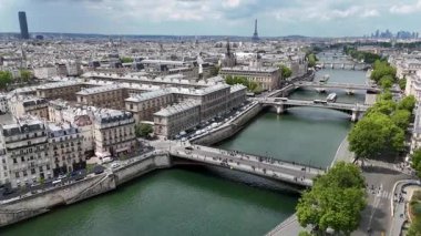 Paris Skyline Fransa 'daki Paris Adası' nda. Güzel Seine Nehri. Şehir merkezindeki şehir manzarası. Paris Skyline Fransa 'daki Paris Adası' nda. Köprüler Skyline. Fransız başkenti. Seine Nehri Skyline.