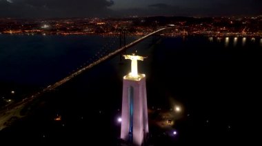 Lizbon, Portekiz 'deki Lizbon Kralı İsa' nın Gece Perdesi. Aydınlanmış Kral İsa. 25 Nisan Köprüsü. Portekiz 'deki Lizbon Kralı İsa. Tejo Nehri Sahili. Landmark Sığınağı.