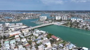 St. Pete Plajı, St. Petersburg, Florida Birleşik Devletleri. Plaj manzarası. Denizcilik geçmişi. Çarpıcı şehir manzarası. St. Pete Plajı, St. Petersburg, Florida Birleşik Devletleri. Doğa Panoramik.