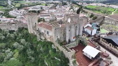 Portekiz 'in Leiria bölgesindeki Obidos' ta Obidos Skyline. Tarihi Köy. Ortaçağ Kalesi. Göz kamaştırıcı manzara. Portekiz 'in Leiria bölgesindeki Obidos' ta Obidos Skyline. Eski Şehir Manzarası.