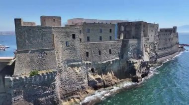 İtalya 'nın Napoli kentindeki Dell Ovo Kalesi. Şehir merkezindeki şehir manzarası. Napoli Körfezi manzarası. İtalya 'nın Napoli kentindeki Dell Ovo Kalesi. Ortaçağ Kalesi. Skyline Ortaçağ Binası. İtalya Manzarası.