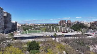 Valencia 'daki sergi köprüsü Valenciana İspanya' da. Arch Köprüsü Sahnesi. Şehir merkezinde. Valencia, Valenciana İspanya 'da. Skyline Mühendisliği. Güzel Şehir Manzarası.
