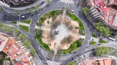 Barselona İspanya 'daki Manzaralı Kavşak. Meşhur döner kavşak. Şehir merkezindeki şehir manzarası. Top View Geçidi. İspanya 'da Manzaralı Kavşak. Barselona Sokak Sahnesi.