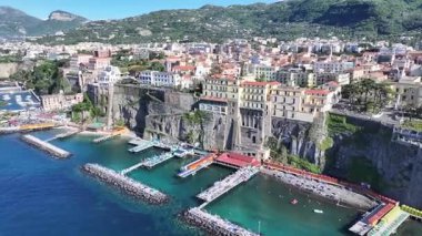 İtalya 'nın Napoli şehrinde Sorrento Skyline. Plaj manzarası. Turizm Tarihi Yer. İtalya 'nın Napoli şehrinde Sorrento Skyline. Tarihsel Şehir Manzarası. Salerno Körfezi Skyline. Akdeniz.