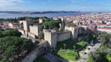 Lizbon, Portekiz 'deki Sao Jorge Şatosu. Ortaçağ Şato Sahnesi. Antik Şehir Manzarası. Portekiz, Lizbon 'daki Sao Jorge Kalesi. Tarihi Şehir Manzarası. Portekiz Skyline.