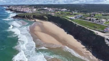 Lizbon 'un Sintra bölgesindeki büyük sahil. Plaj manzarası. Doğa Deniz Burnu. Seyahat güzergahı. Lizbon 'un Sintra bölgesindeki büyük sahil. Turkuaz Su.